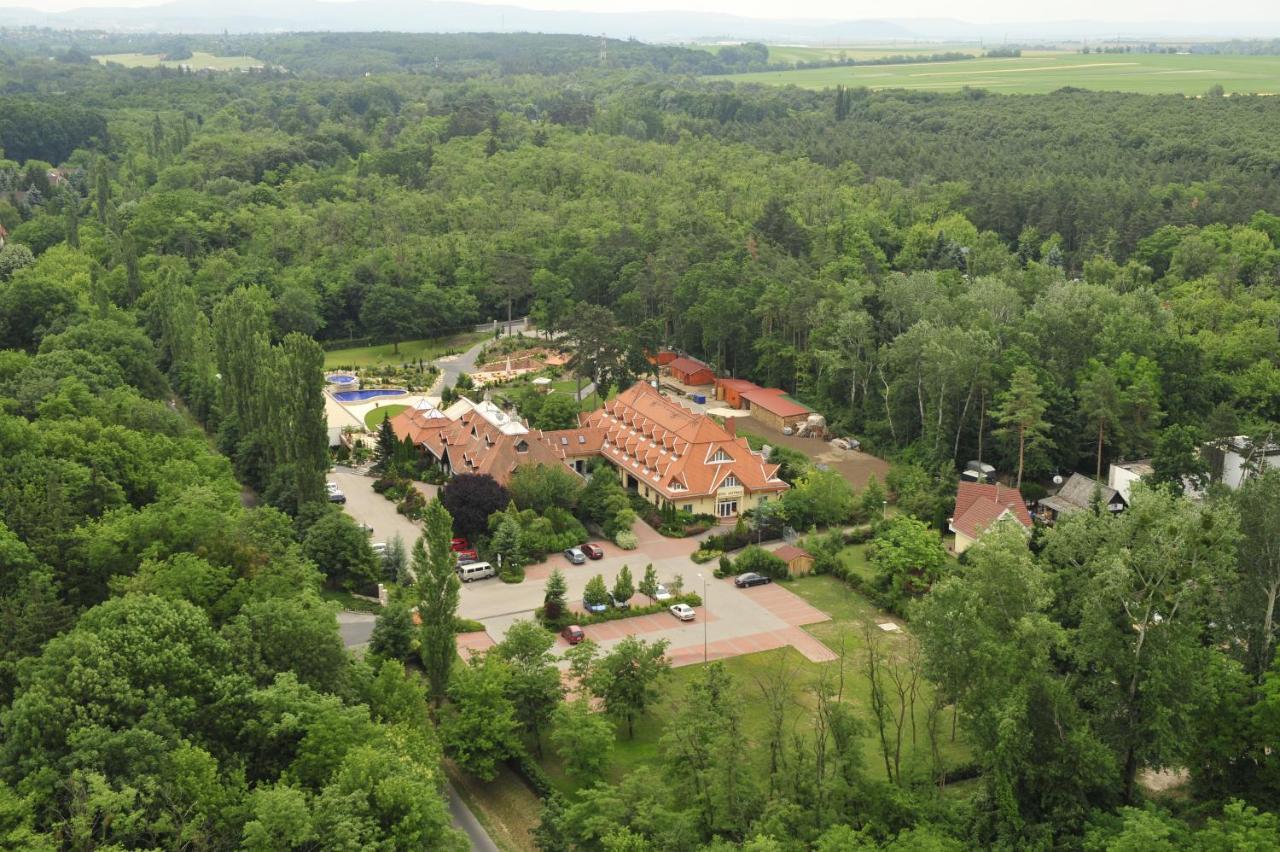 Hotel Gottwald Tata Exterior foto
